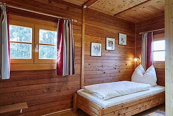 Schlafzimmer im Ferienhaus auf dem Reiterhof Schanzer in BAyern